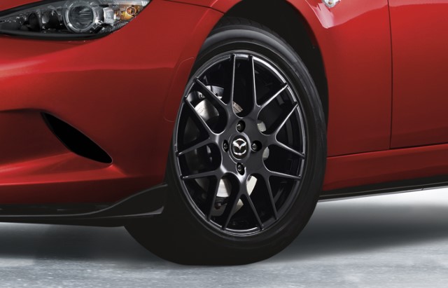 <img src="17-inch Black Alloy Wheel
