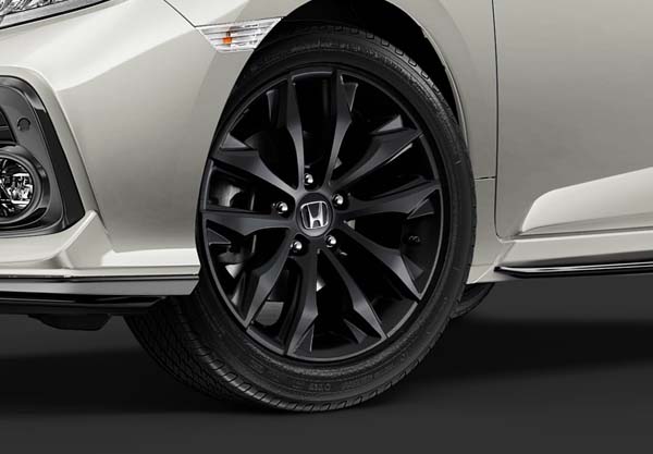 <img src="17-inch Black Alloy Wheels