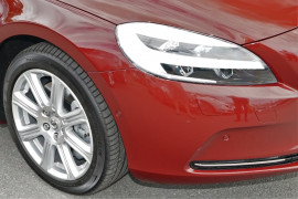 2017 MY18 Volvo V40 M Series T4 Inscription Sedan