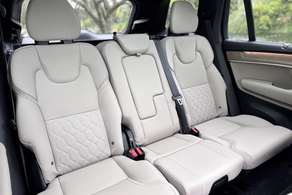 2026 Volvo XC90 L Series Ultra T8 Plug-in Hybrid Dark SUV Image 5