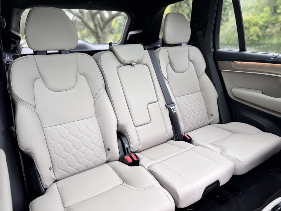 2026 Volvo XC90 L Series Ultra T8 Plug-in Hybrid Dark SUV Image 5