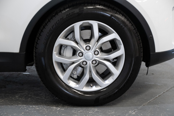2019 Land Rover Discovery Series 5 SE SUV image 6