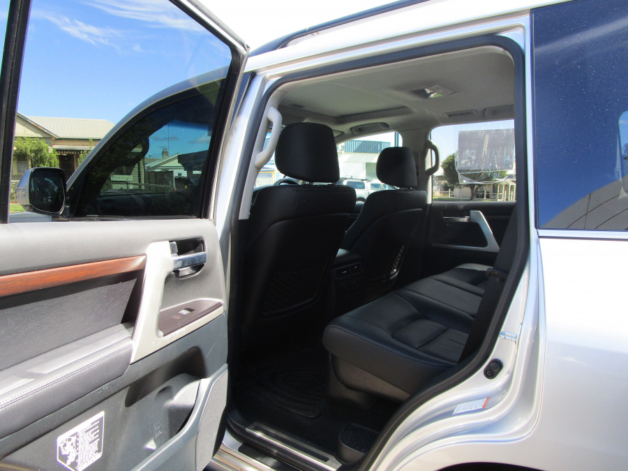 2020 Toyota LandCruiser VDJ200R VX SUV Image 19