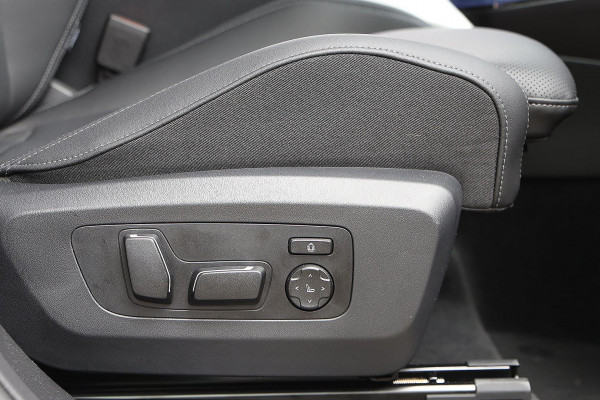2025 BMW X3 G45 30e xDrive SUV image 16