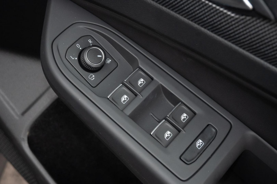 2025 MY26 Volkswagen Golf 8.5 110TSI R-Line Hatch Image 10