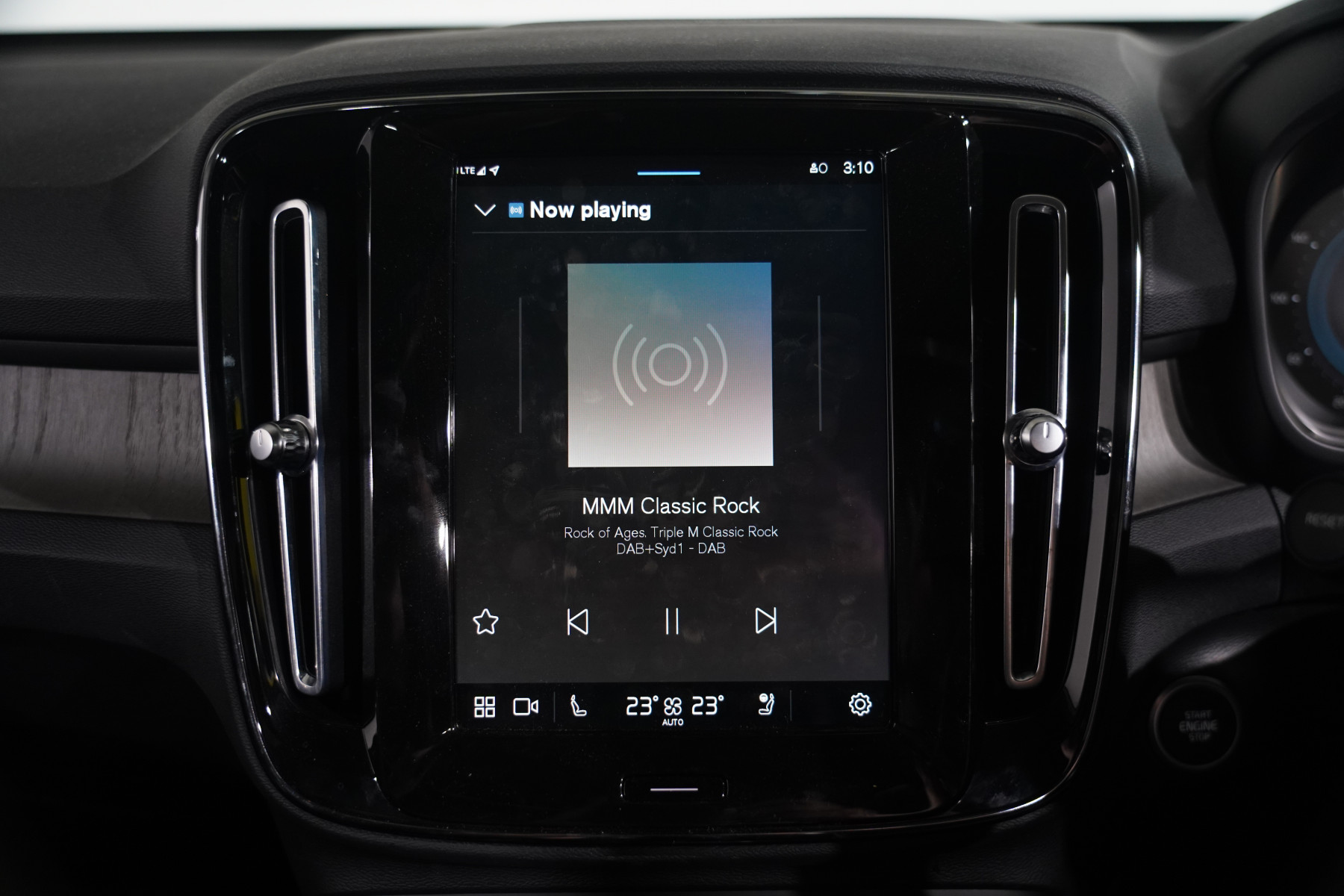 2022 Volvo Xc40 Ultimate B5 Dark Mhev SUV Image 23