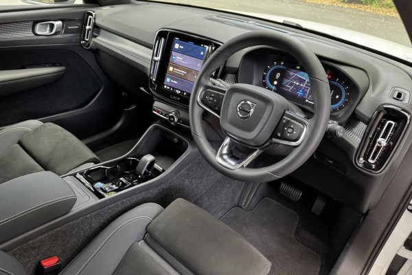2025 Volvo XC40 XZ Ultra B4 Dark SUV Image 3