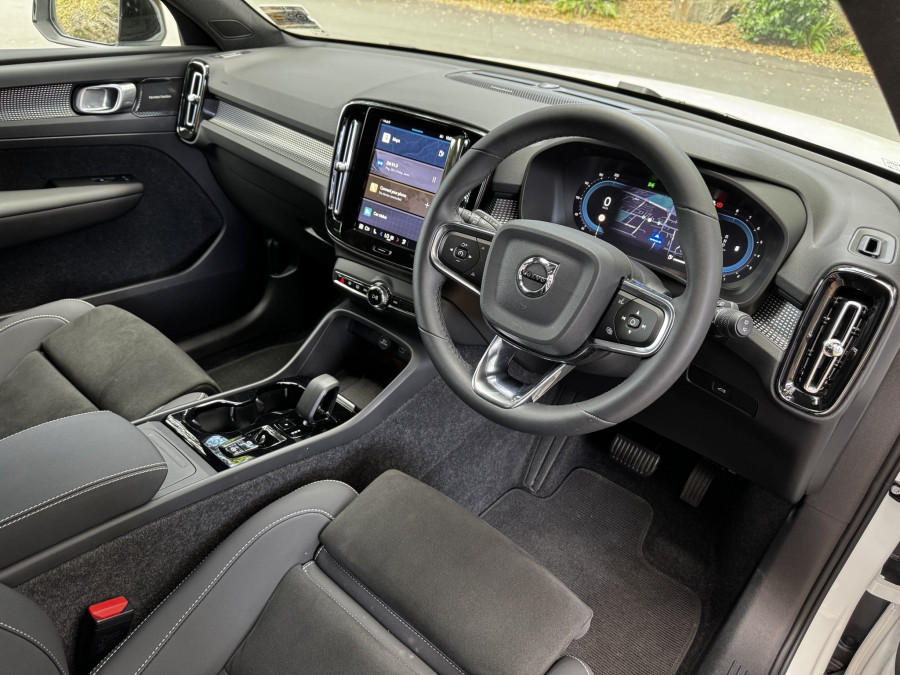 2025 Volvo XC40 XZ Ultra B4 Dark SUV Image 3