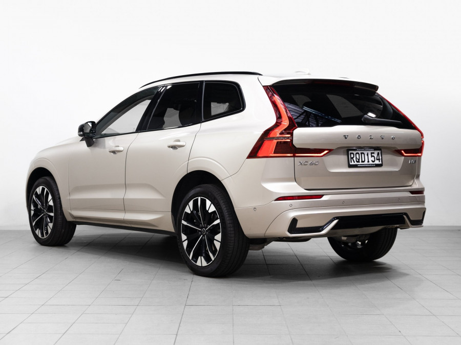2026 Volvo XC60 UZ B5 Ultra Dark 2.0P, Mild Hybrid SUV Image 6
