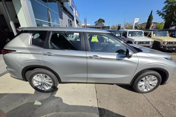 2026 Mitsubishi Outlander ZM ES SUV Image 9