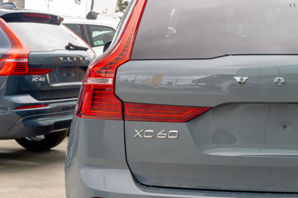 2022 Volvo XC60  B6 R-Design Suv Image 3