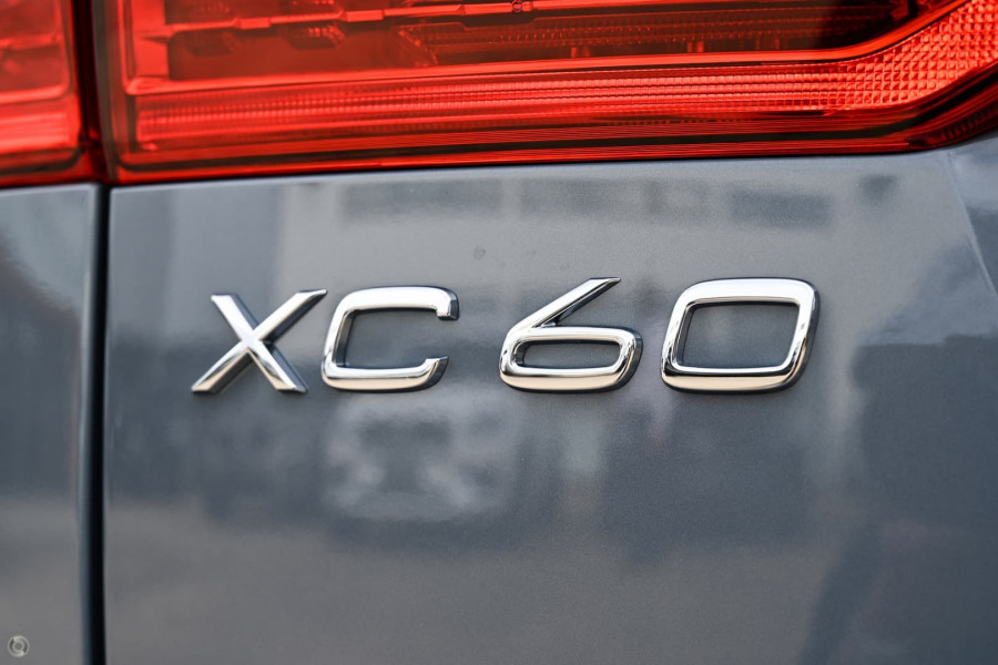 2022 Volvo XC60  B6 R-Design Suv Image 17