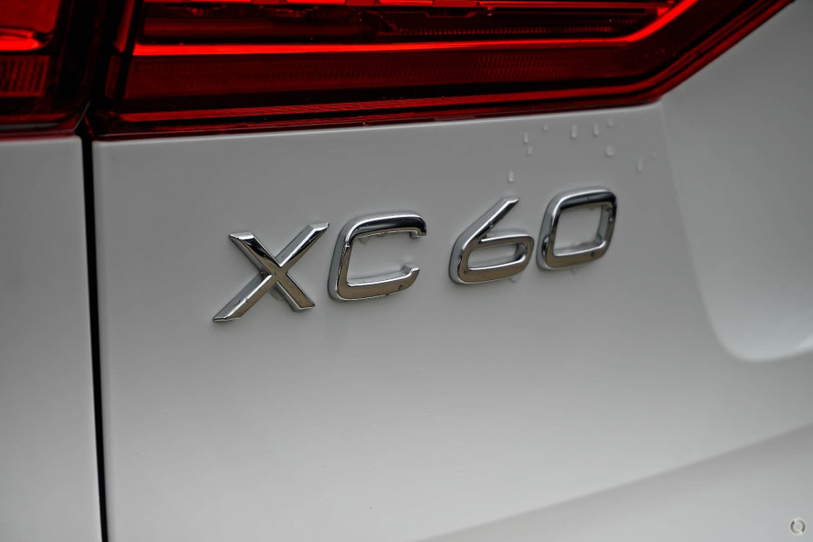 2022 Volvo XC60  B6 R-Design Suv Image 4