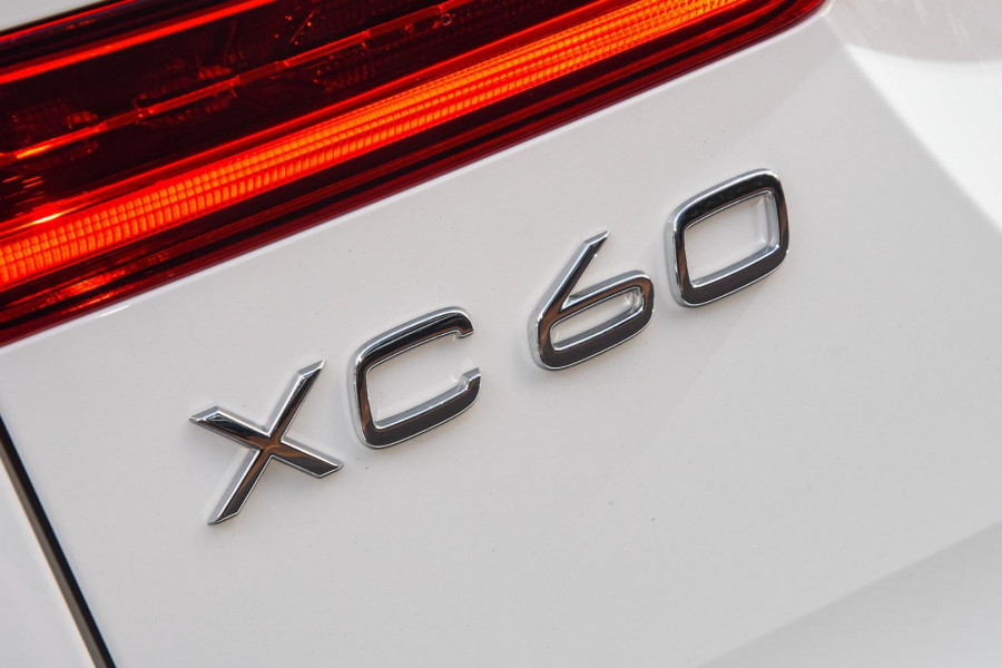 2022 Volvo XC60  B6 R-Design Suv Image 11