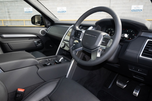 2026 Land Rover Discovery Series 5 D350 Dynamic SE SUV image 9