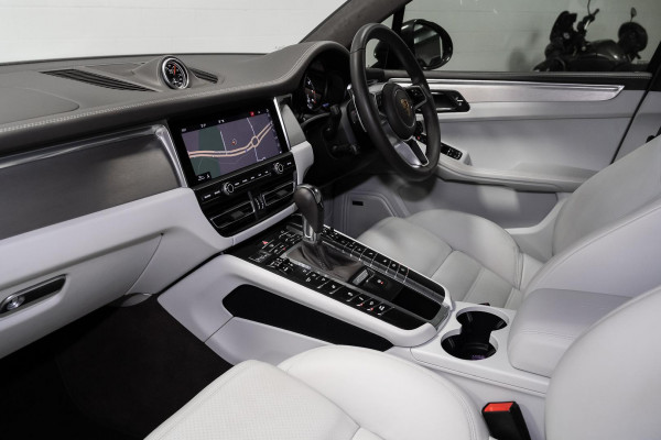 2021 Porsche Macan 95B SUV image 7