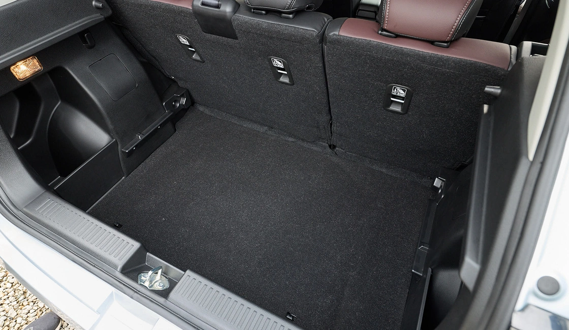 304L luggage space Image