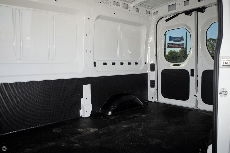 2023 LDV Deliver 9  11-Seat Bus Image 9