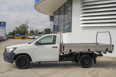 2017 Toyota Hilux GUN122R Workmate Cab chassis Image 2