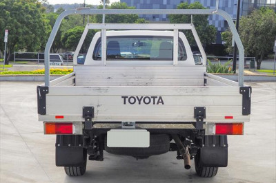 2017 Toyota Hilux GUN122R Workmate Cab chassis Image 4