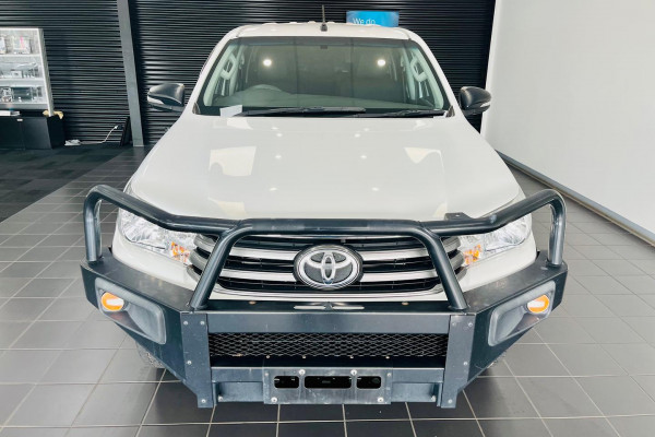 2017 Toyota HiLux Cab chassis Image 2