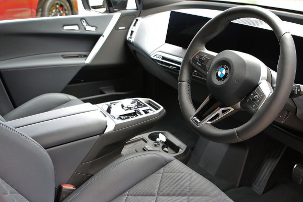 2025 BMW iX I20 xDrive45 M Sport SUV image 6