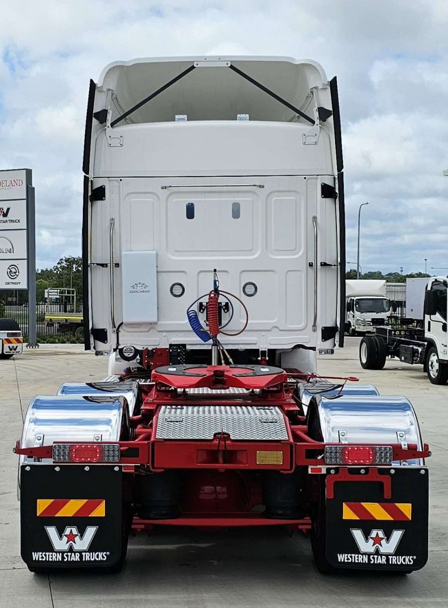 2024 Western Star 48x Cab Chassis Image 7