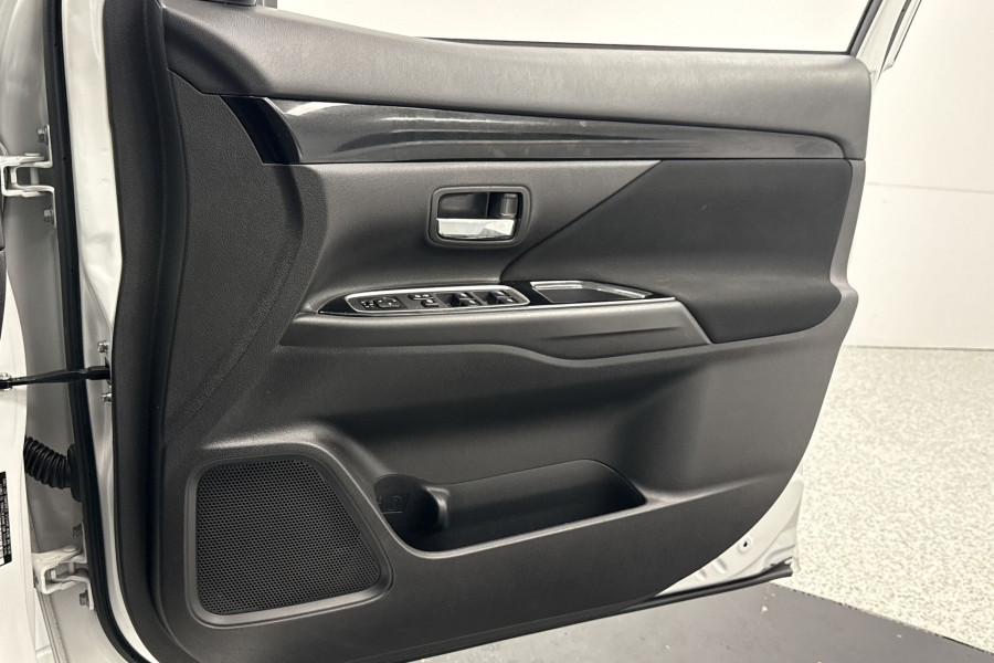 2020 Mitsubishi Outlander ZL PHEV ES SUV Image 18