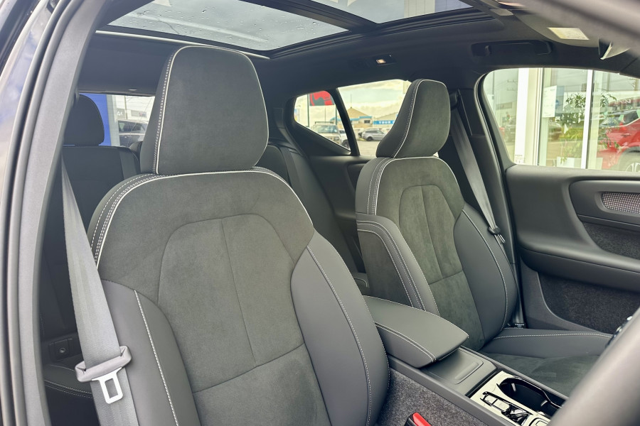 2025 Volvo XC40 XZ Ultra B4 Dark SUV Image 19
