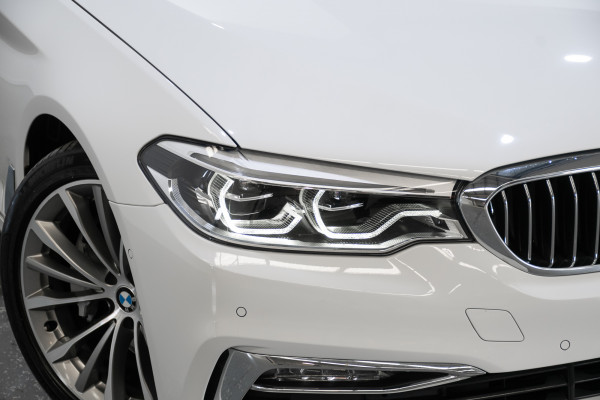 2018 BMW 5 Series 30d Luxury Line Sedan image 2