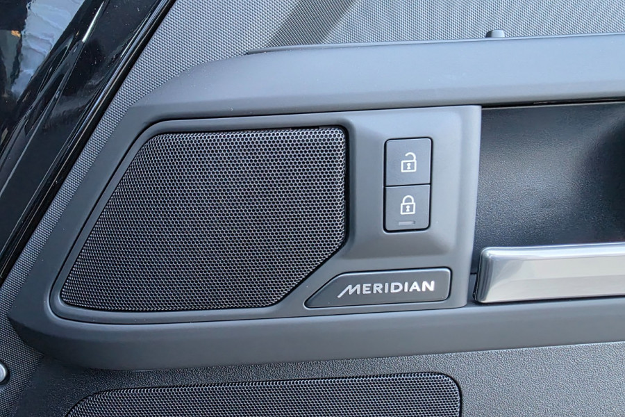 2025 Land Rover Defender 110 D300 X-DYNAMIC HSE Wagon Image 16