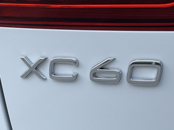 2022 Volvo XC60  B5 Momentum Suv