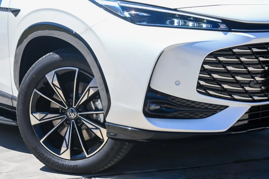 2025 MG HS AS33 Essence Hybrid SUV Image 24