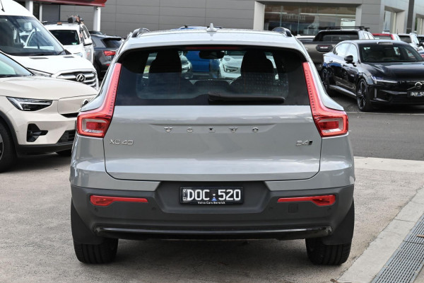 2025 Volvo XC40 XZ Ultra B4 Bright SUV Image 3