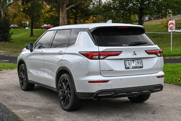 2024 Mitsubishi Outlander ZM Black Edition SUV Image 3