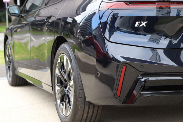 2025 BMW iX I20 xDrive45 M Sport SUV image 19