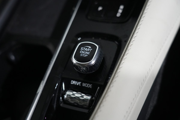 2021 Volvo XC90 L Series T8 Recharge SUV image 17