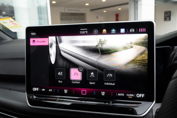 2025 MY26 Volkswagen Golf 8.5 110TSI R-Line Hatch Image 18