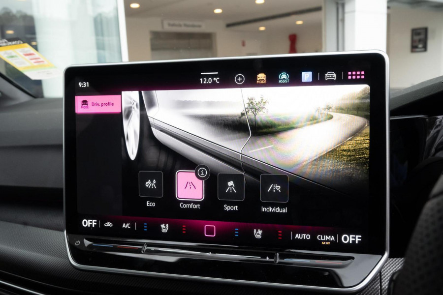 2025 MY26 Volkswagen Golf 8.5 110TSI R-Line Hatch Image 18