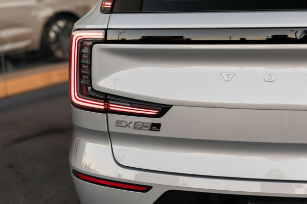 2025 Volvo EX90 No Series Plus Twin Motor SUV Image 22