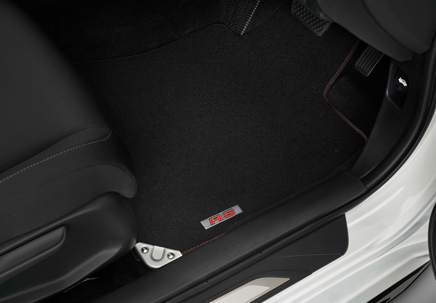 <img src="RS Deluxe Tailored Mat Set - Carpet