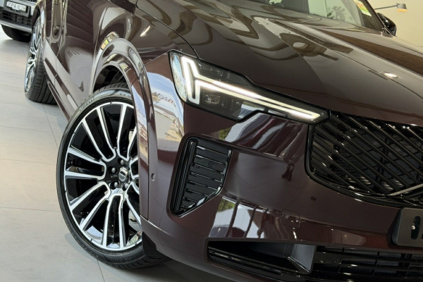 2026 Volvo XC90 L Series Ultra T8 Plug-in Hybrid Dark SUV Image 2