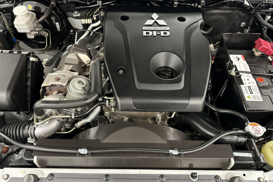 2016 Mitsubishi Pajero Sport QE GLX SUV Image 10