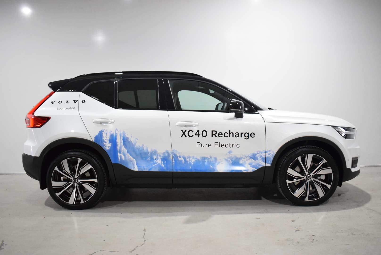 2021 MY22 Volvo XC40  Recharge Pure Electric SUV Image 14