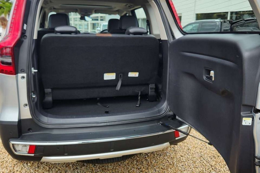 2023 Mahindra Scorpio  Z8 SUV Image 19