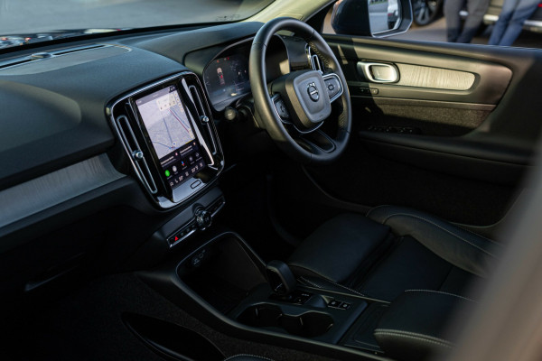 2025 Volvo XC40 XZ Plus B4 SUV Image 3