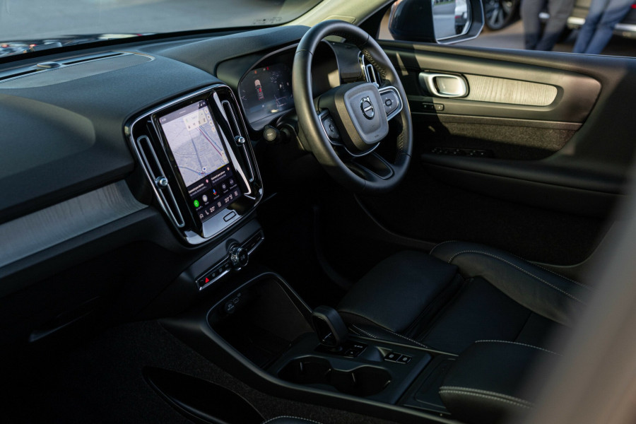 2025 Volvo XC40 XZ Plus B4 SUV Image 3