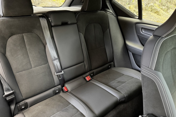 2025 Volvo XC40 XZ Ultra B4 Dark SUV Image 5