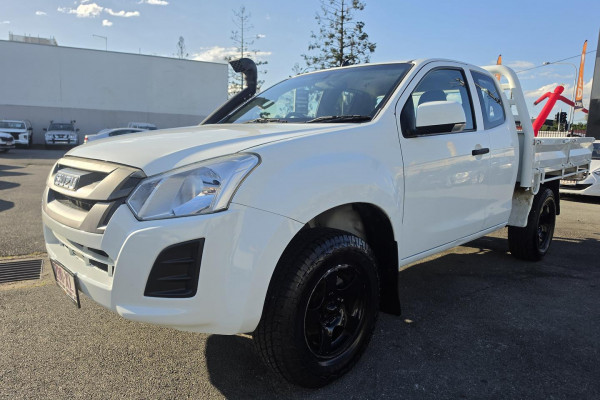2017 Isuzu D-MAX  SX Cab Chassis Image 3
