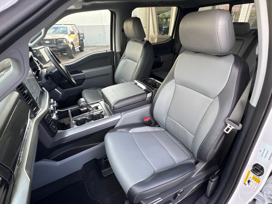 2023 Ford F-150  Lariat Dual Cab Image 10